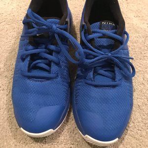 Nike Boys Hustle Low Top Basketball Shoes - Size 5